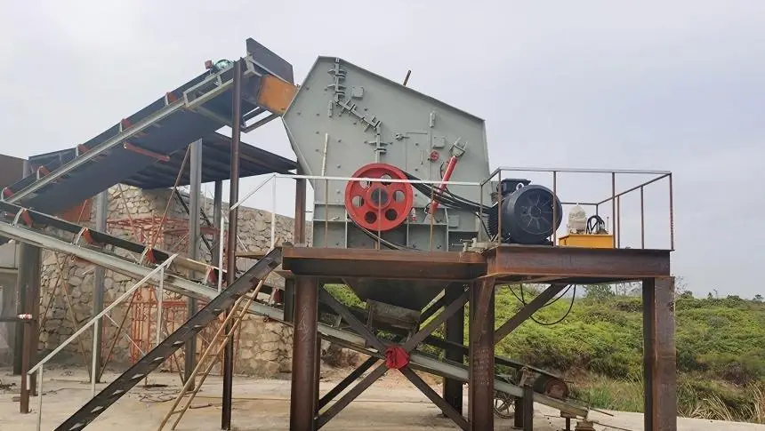 Impact crusher installed with conveyors for limestone quarry aggregate processing