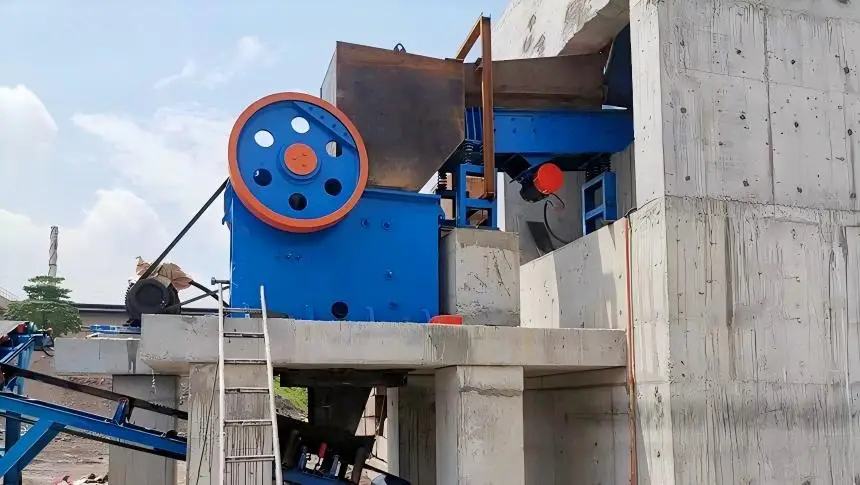 Jaw crusher primary crushing section in quarry crushing plant process