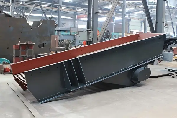 Vibrating feeder controlling material before jaw crusher primary crushing