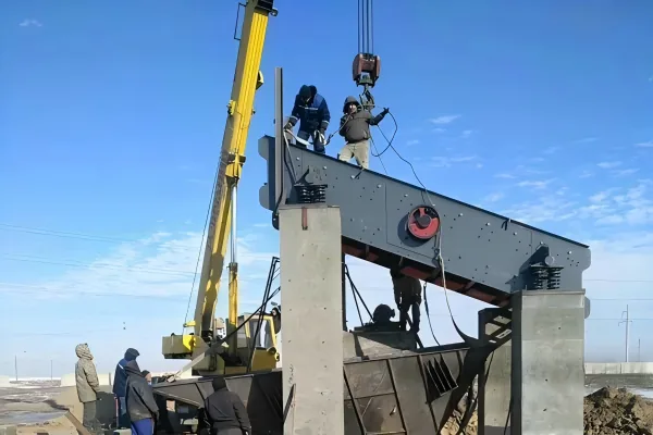 Vibrating screen installed above a receiving hopper in an ore preparation plant